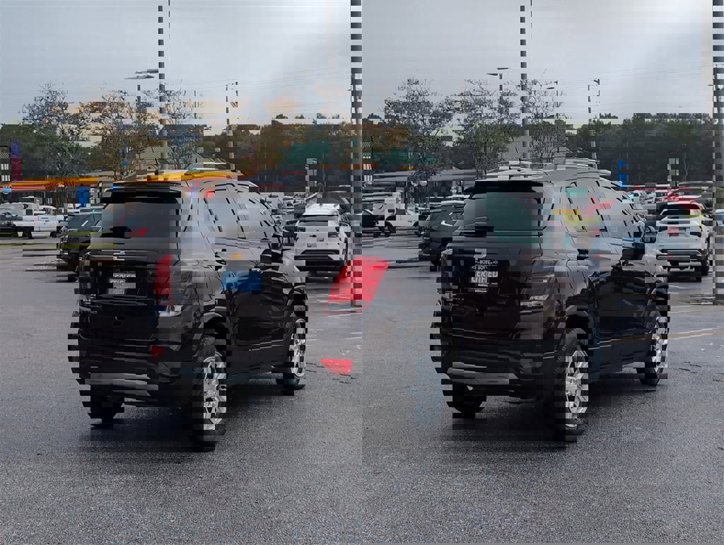 Certified 2022 Chevrolet Trax LT w/ LT Convenience Package image 3