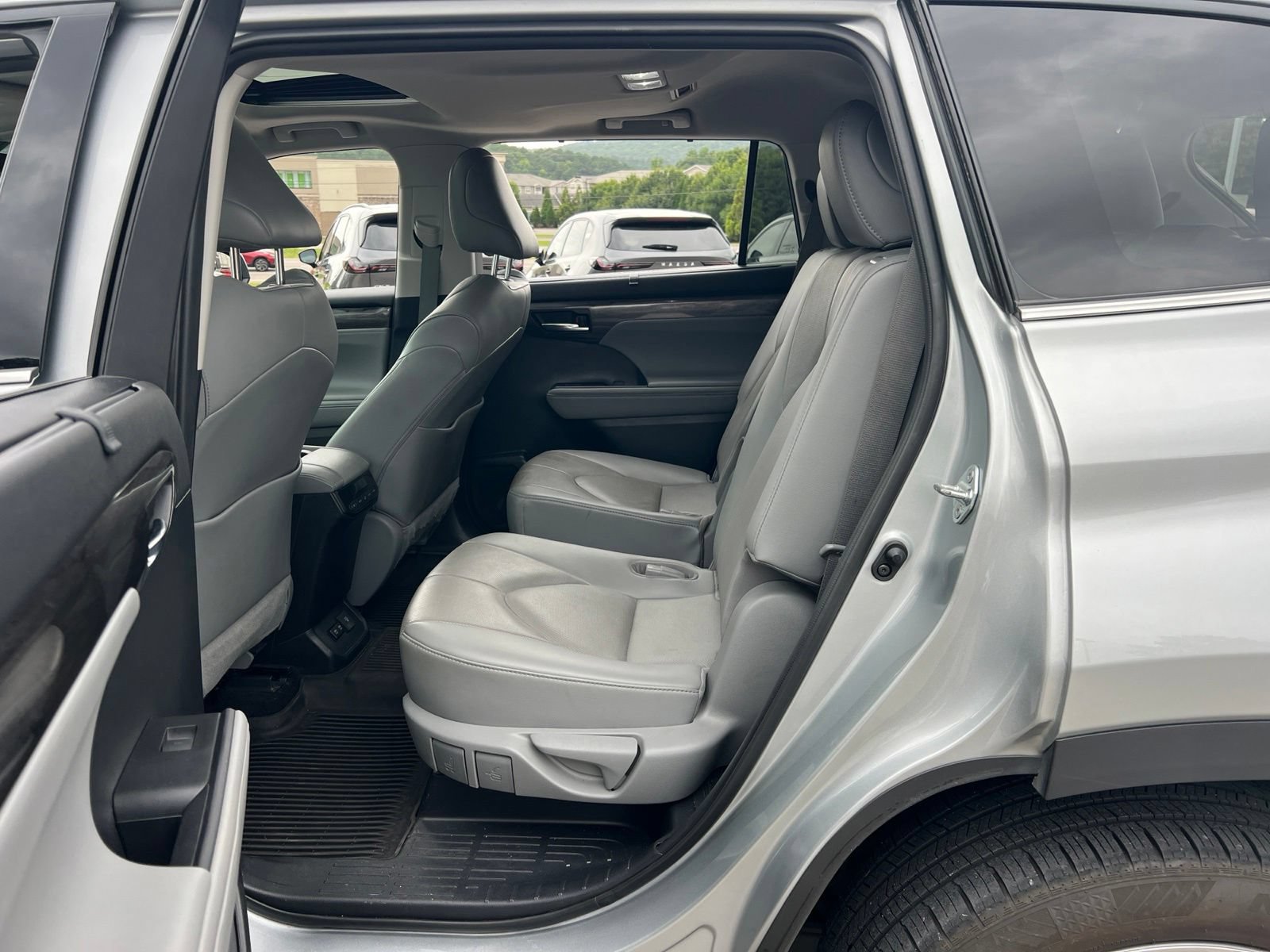Used 2021 Toyota Highlander Limited FWD image 34