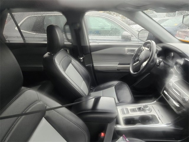 Used 2022 Ford Explorer XLT w/ Equipment Group 202A image 2