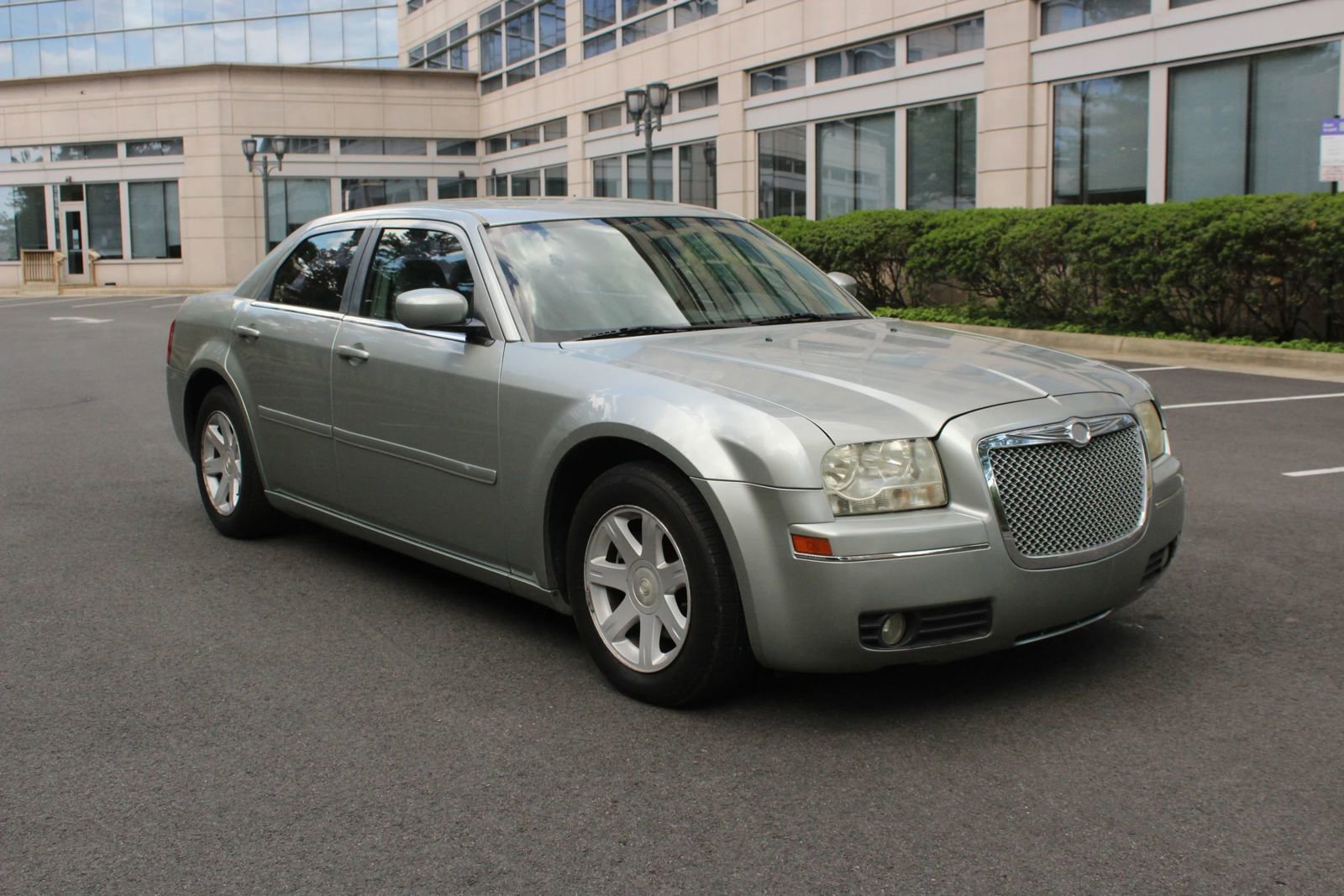 Used 2005 Chrysler 300 Touring RWD image 1