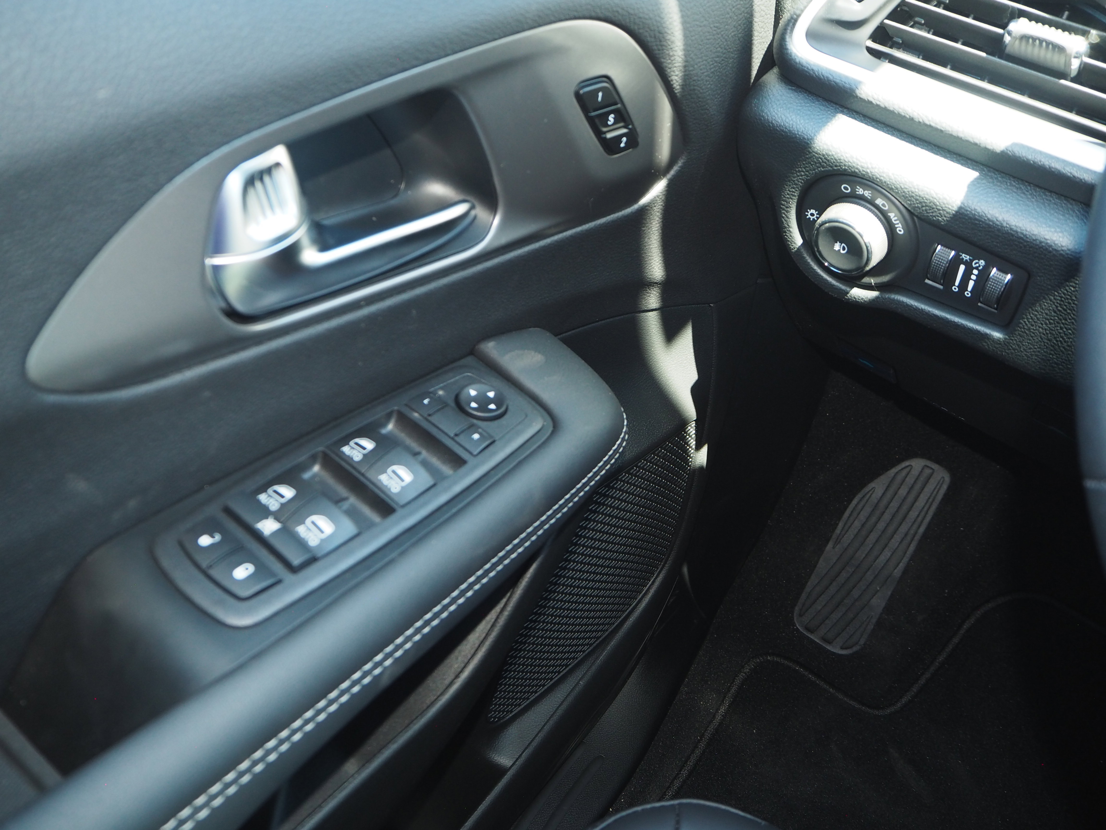 New 2025 Chrysler Pacifica Select w/ Uconnect Theater Family Group FWD image 33