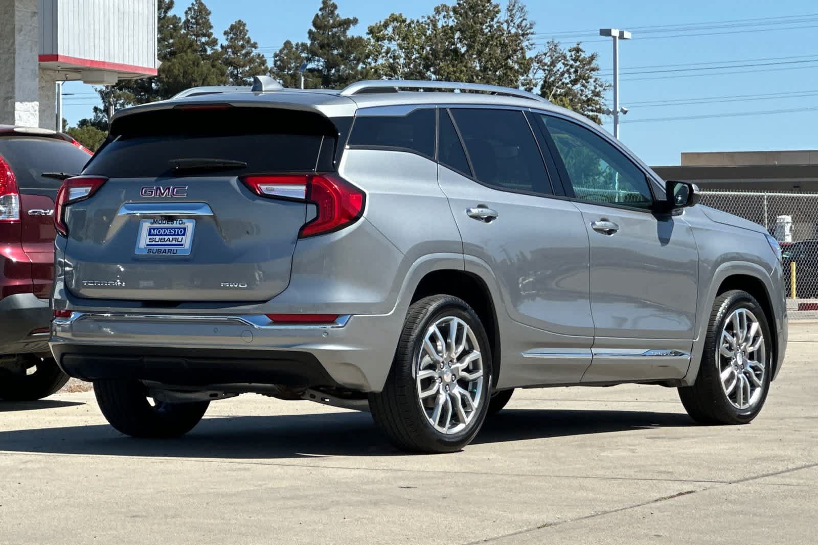 Used 2024 GMC Terrain Denali w/ Denali Premium Package AWD/4WD image 3