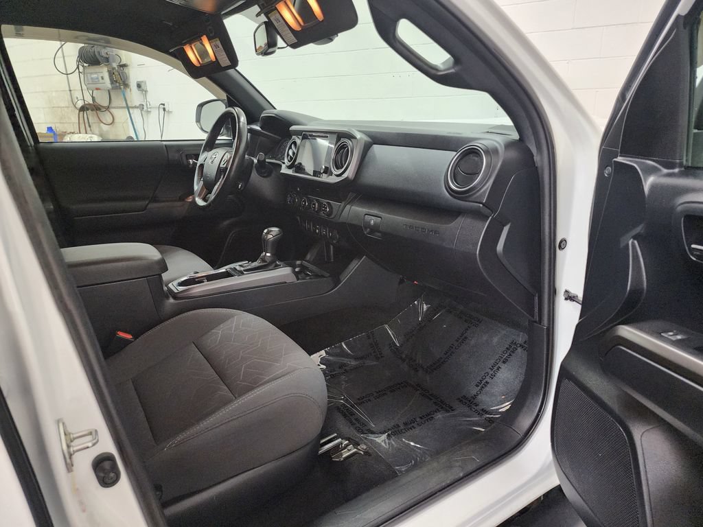 Used 2018 Toyota Tacoma TRD Sport w/ Exterior Package AWD/4WD image 32