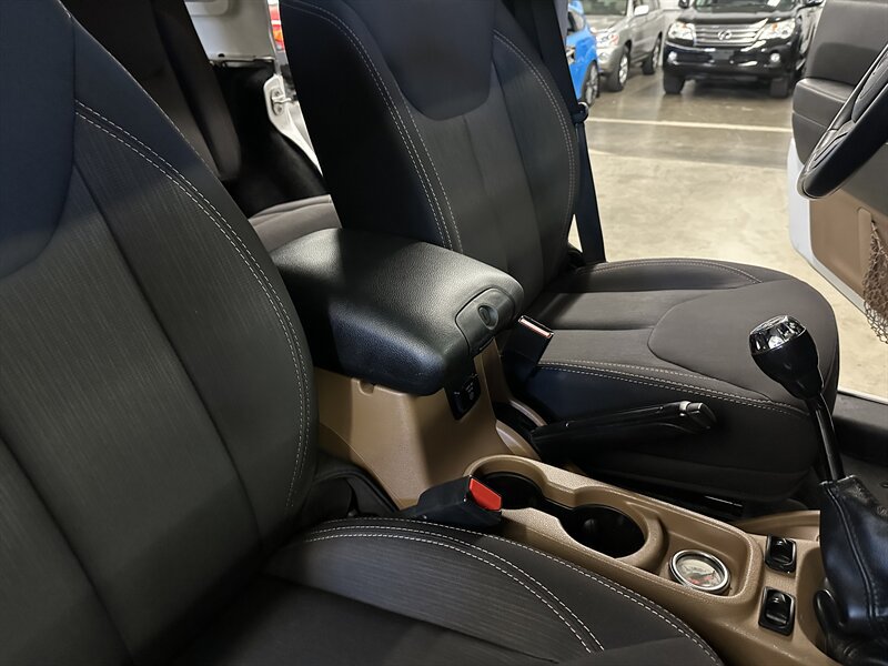 Used 2015 Jeep Wrangler Unlimited Rubicon w/ Connectivity Group AWD/4WD image 29