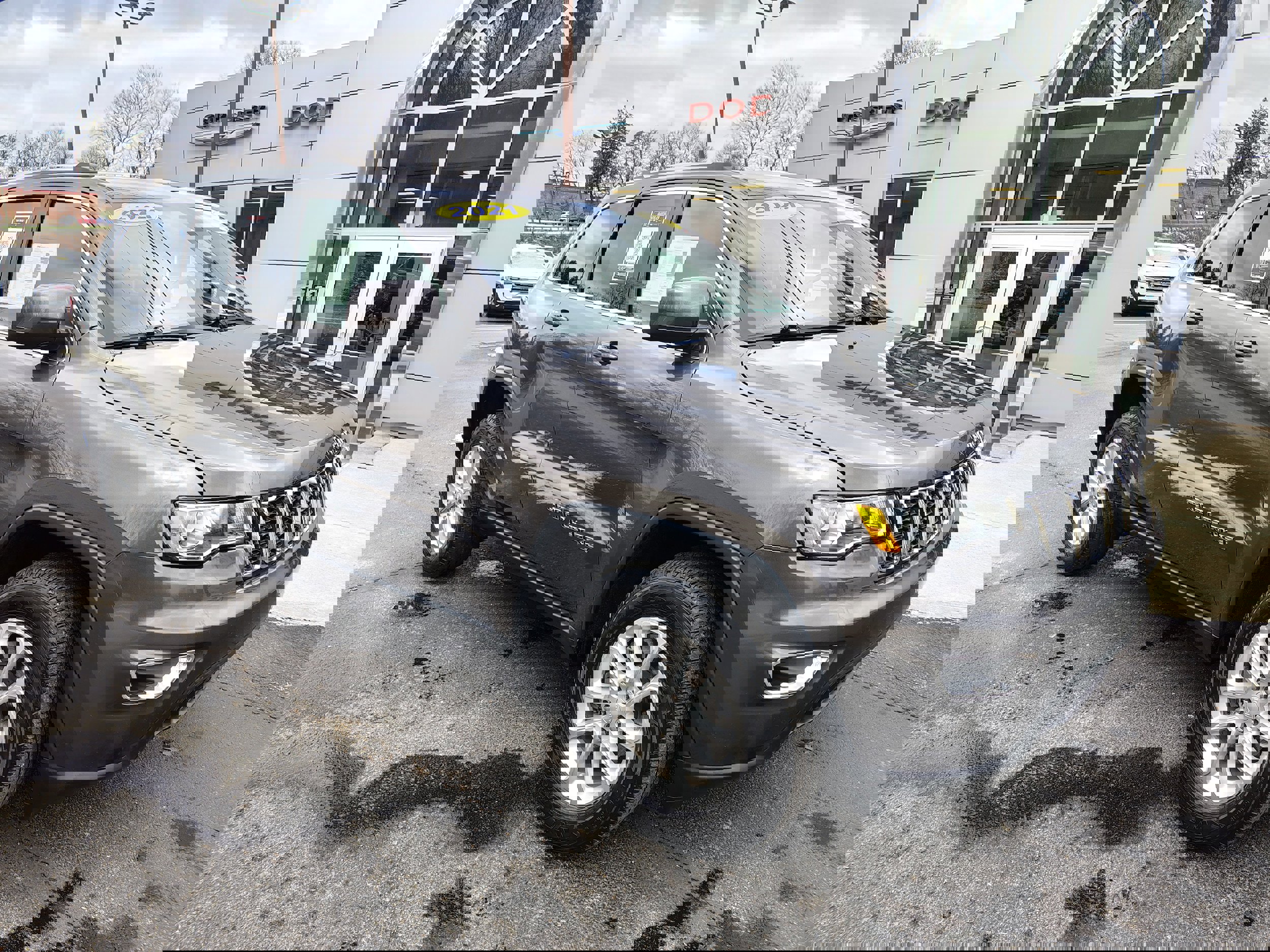 Certified 2021 Jeep Grand Cherokee Laredo image 2