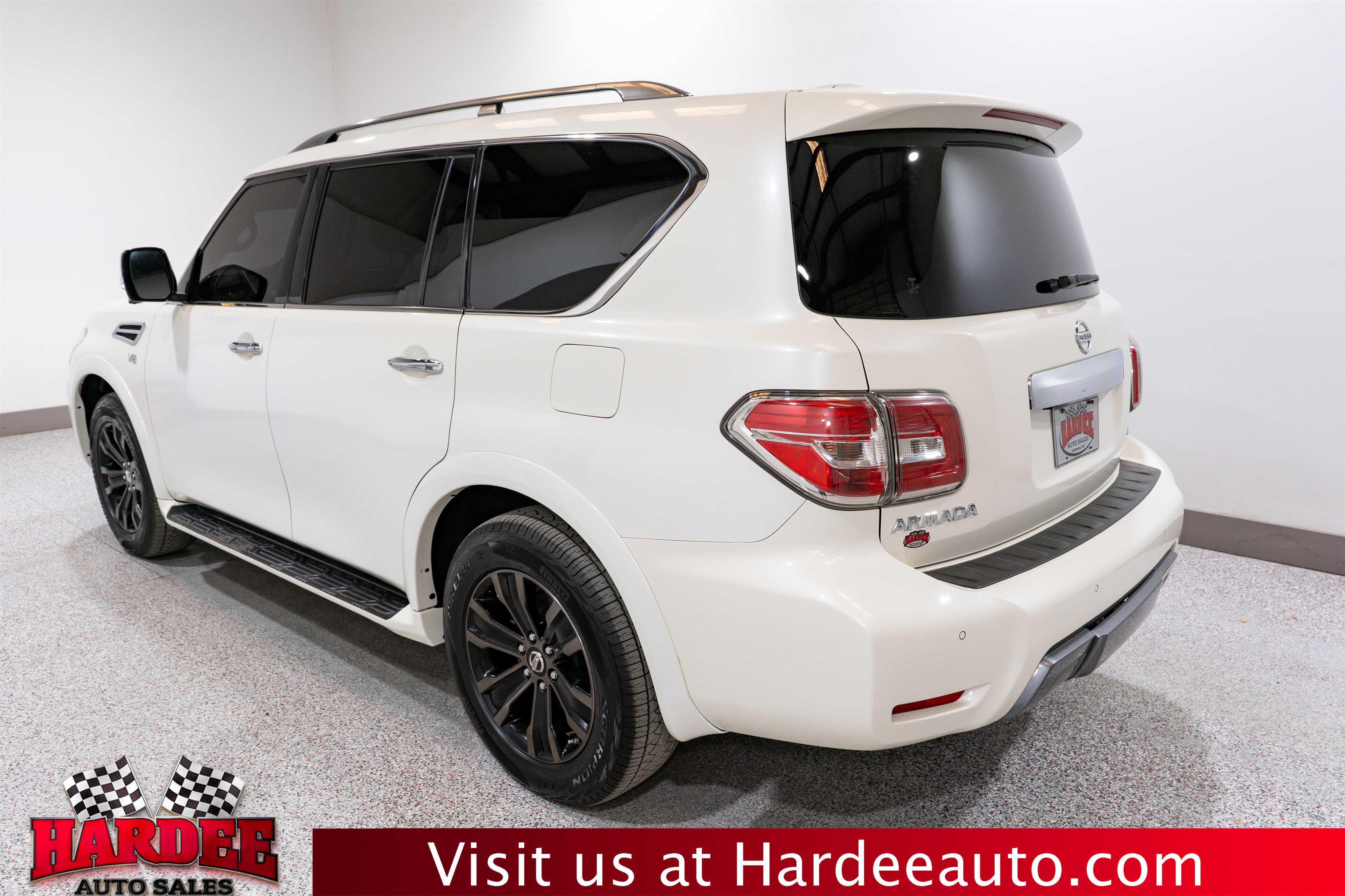 Used 2019 Nissan Armada Platinum w/ Captain's Chairs Package RWD image 3
