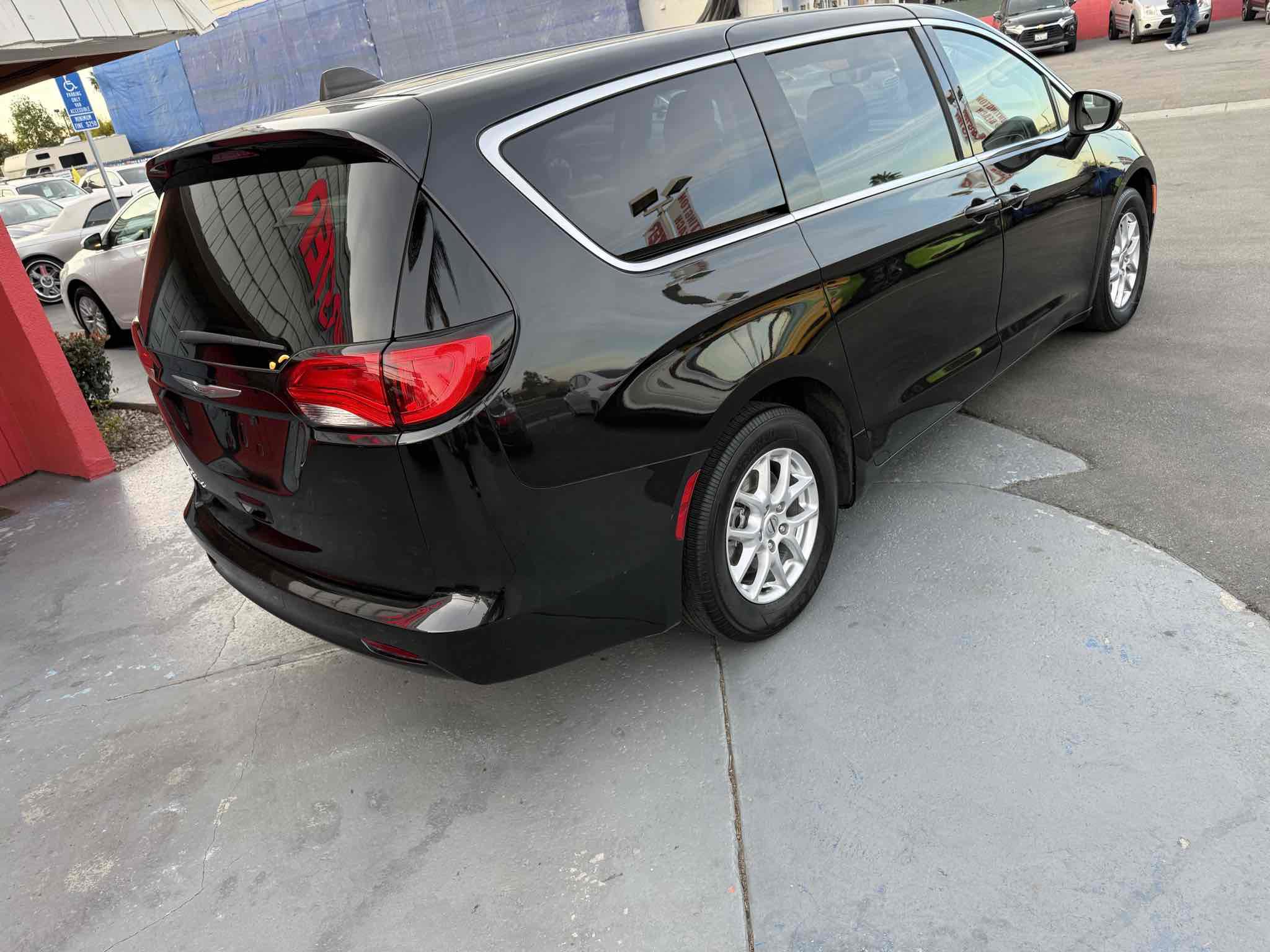 Used 2023 Chrysler Voyager LX image 8