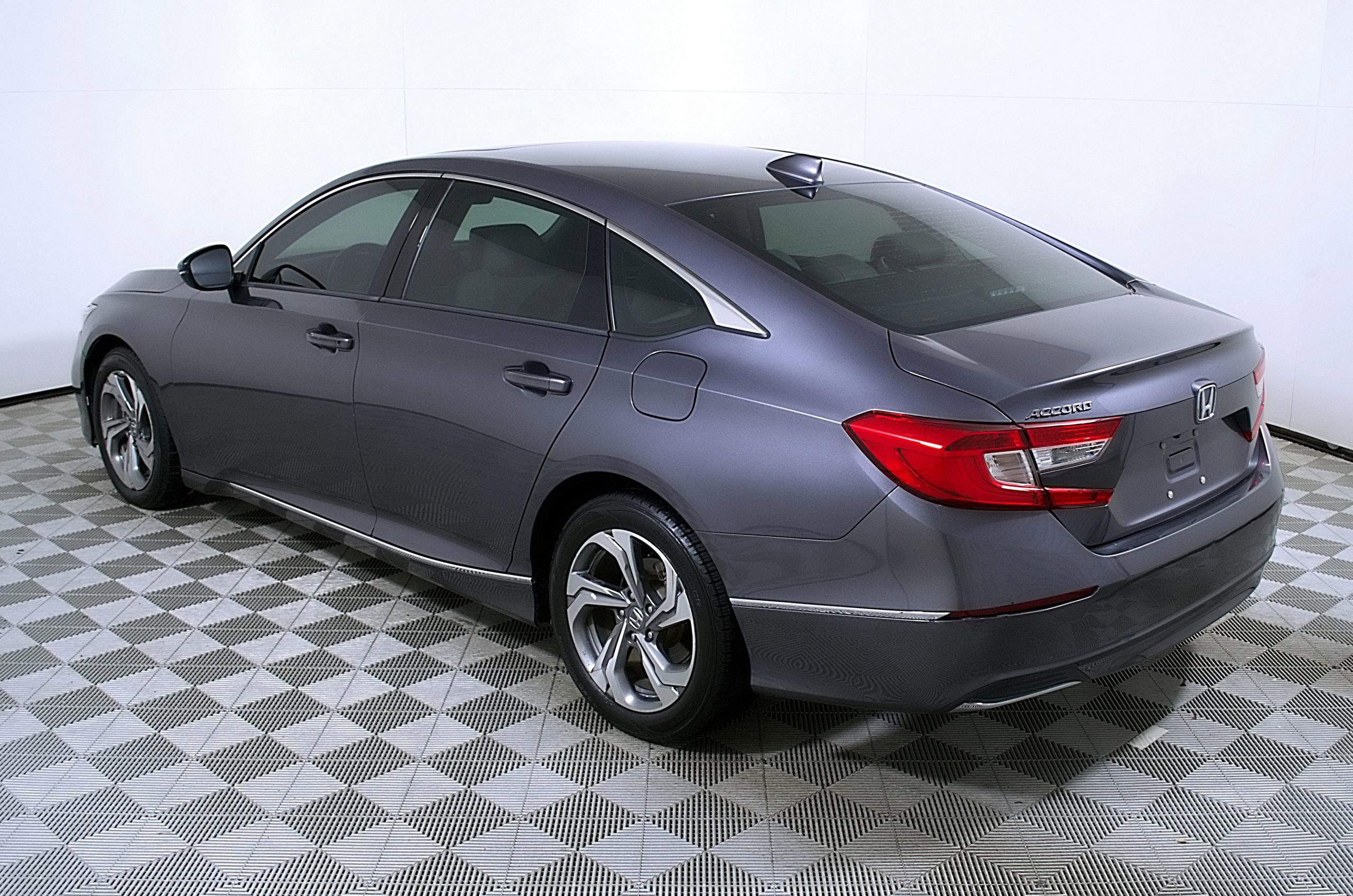 Used 2018 Honda Accord EX image 9