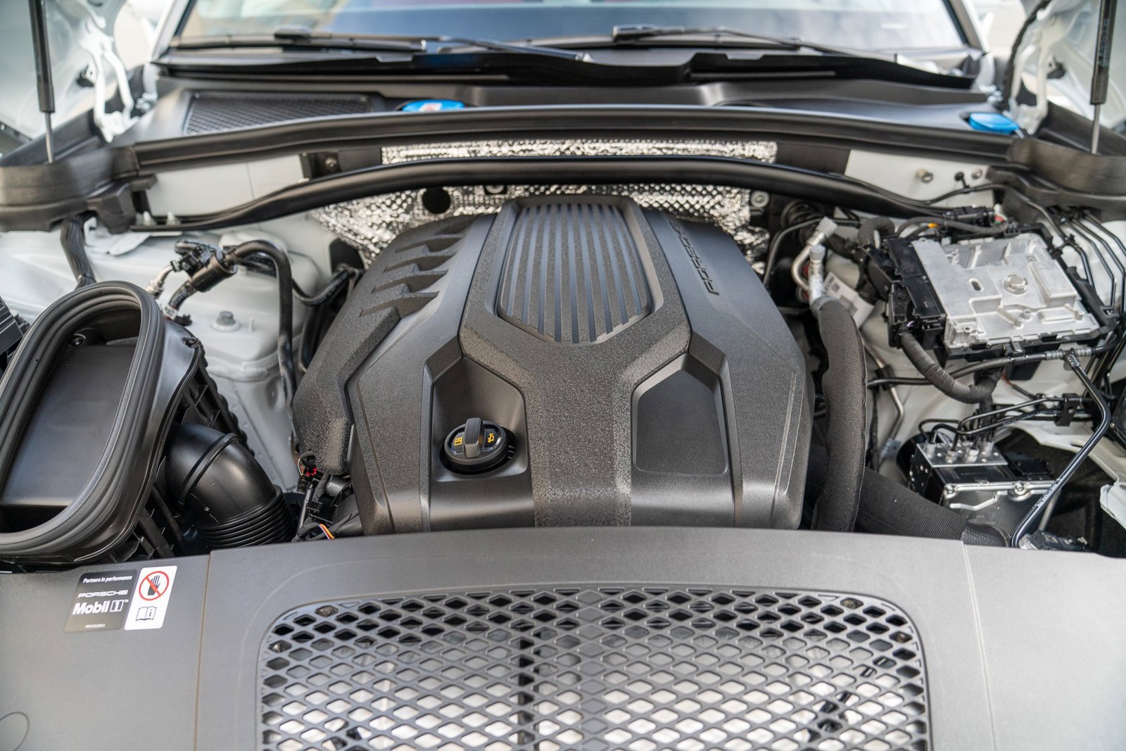 Certified 2026 Porsche Macan AWD/4WD image 28