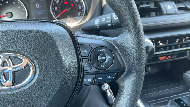 Used 2022 Toyota RAV4 LE FWD image 12