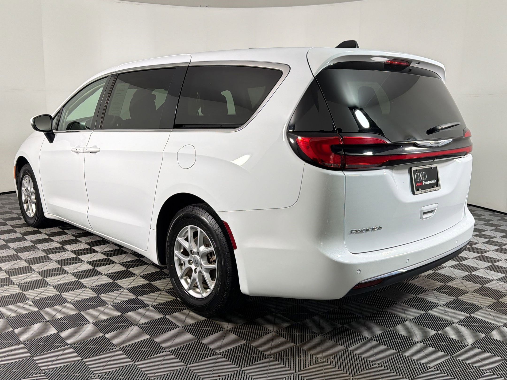 Used 2023 Chrysler Pacifica Touring-L FWD image 2