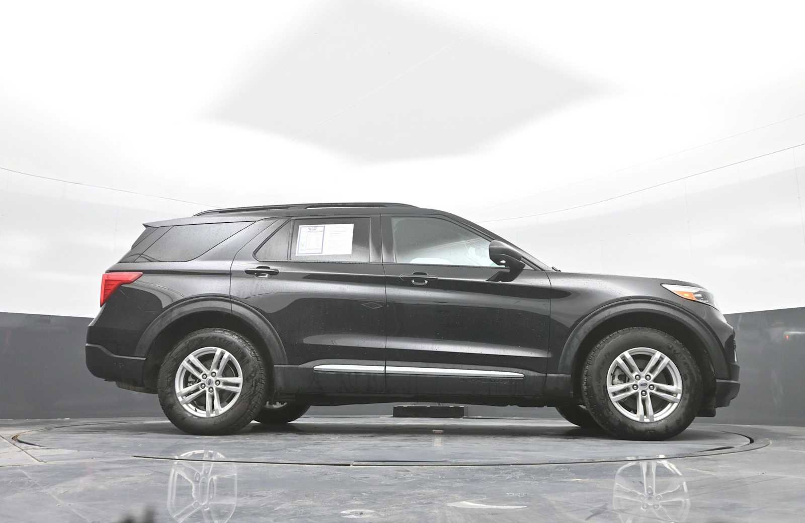 Used 2022 Ford Explorer XLT image 36