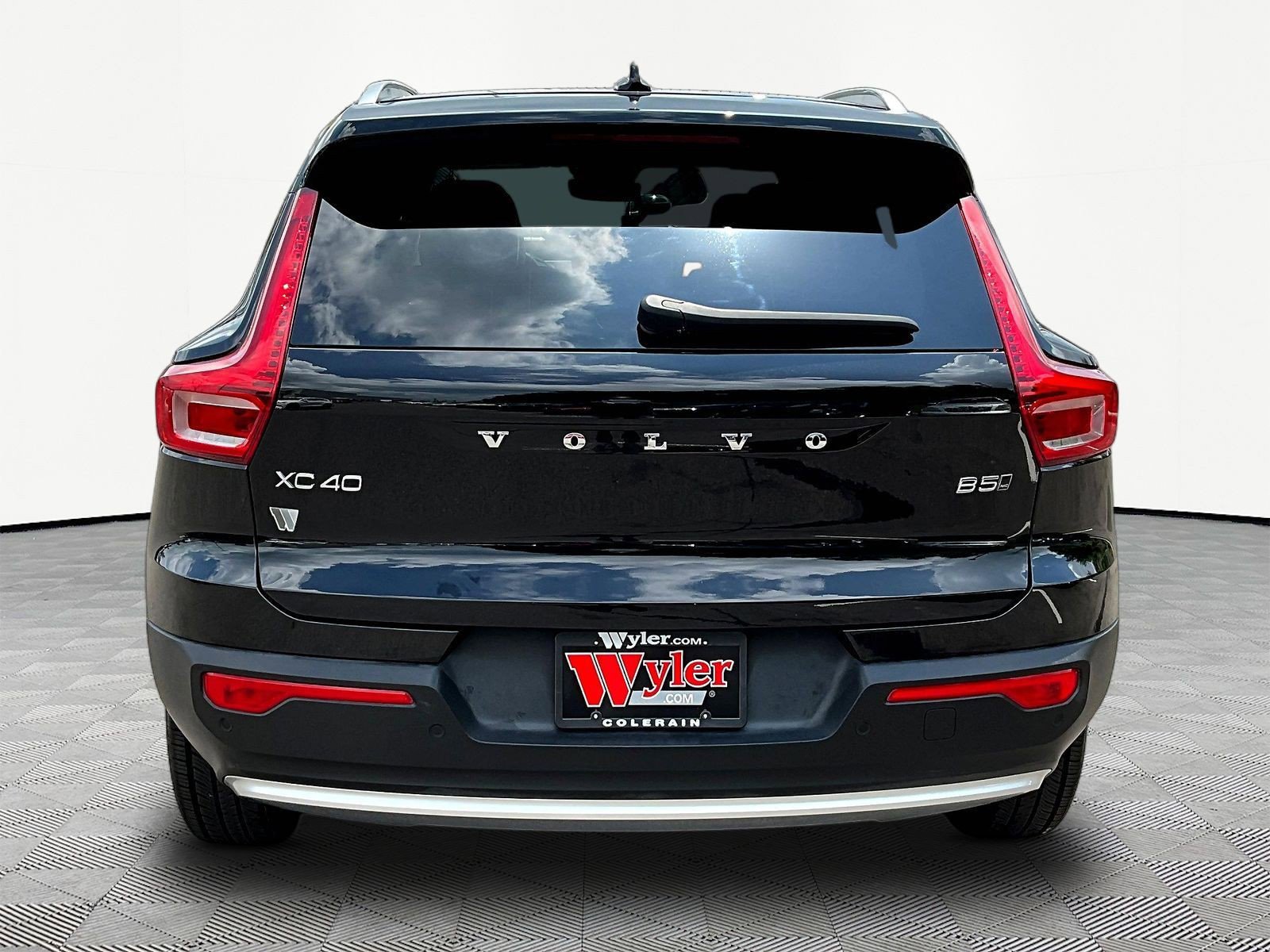 Used 2023 Volvo XC40 B5 Plus AWD/4WD image 5