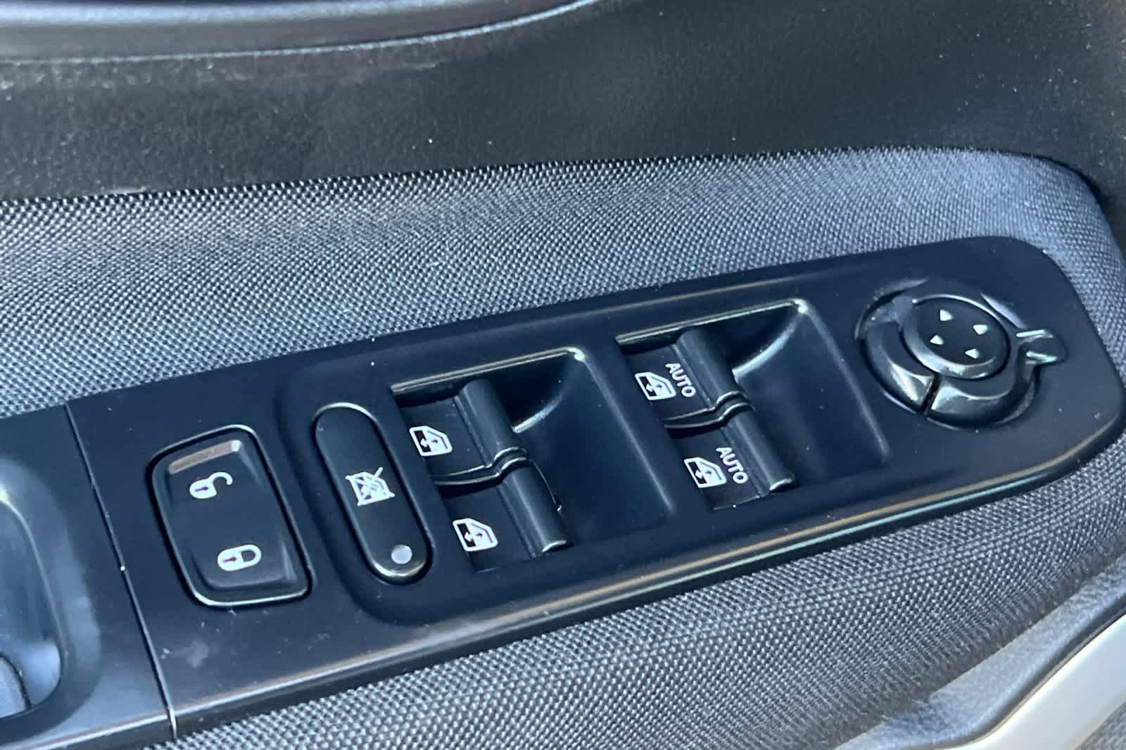 Used 2018 Jeep Renegade Latitude FWD image 13