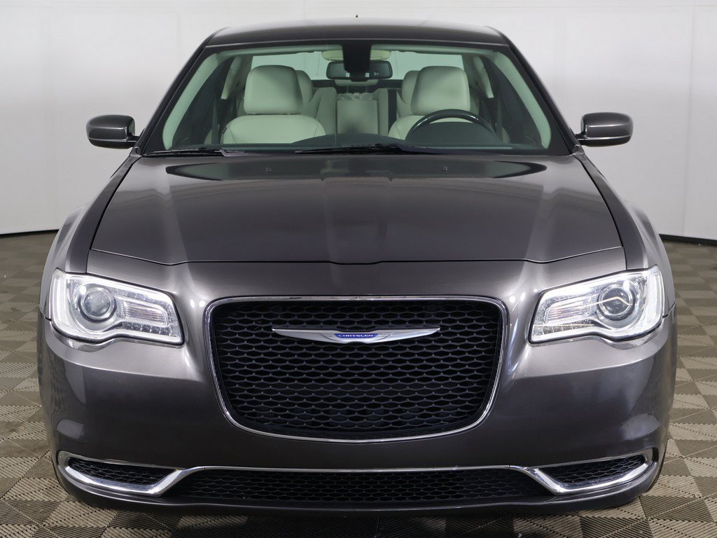 Used 2018 Chrysler 300 Touring L AWD/4WD image 8