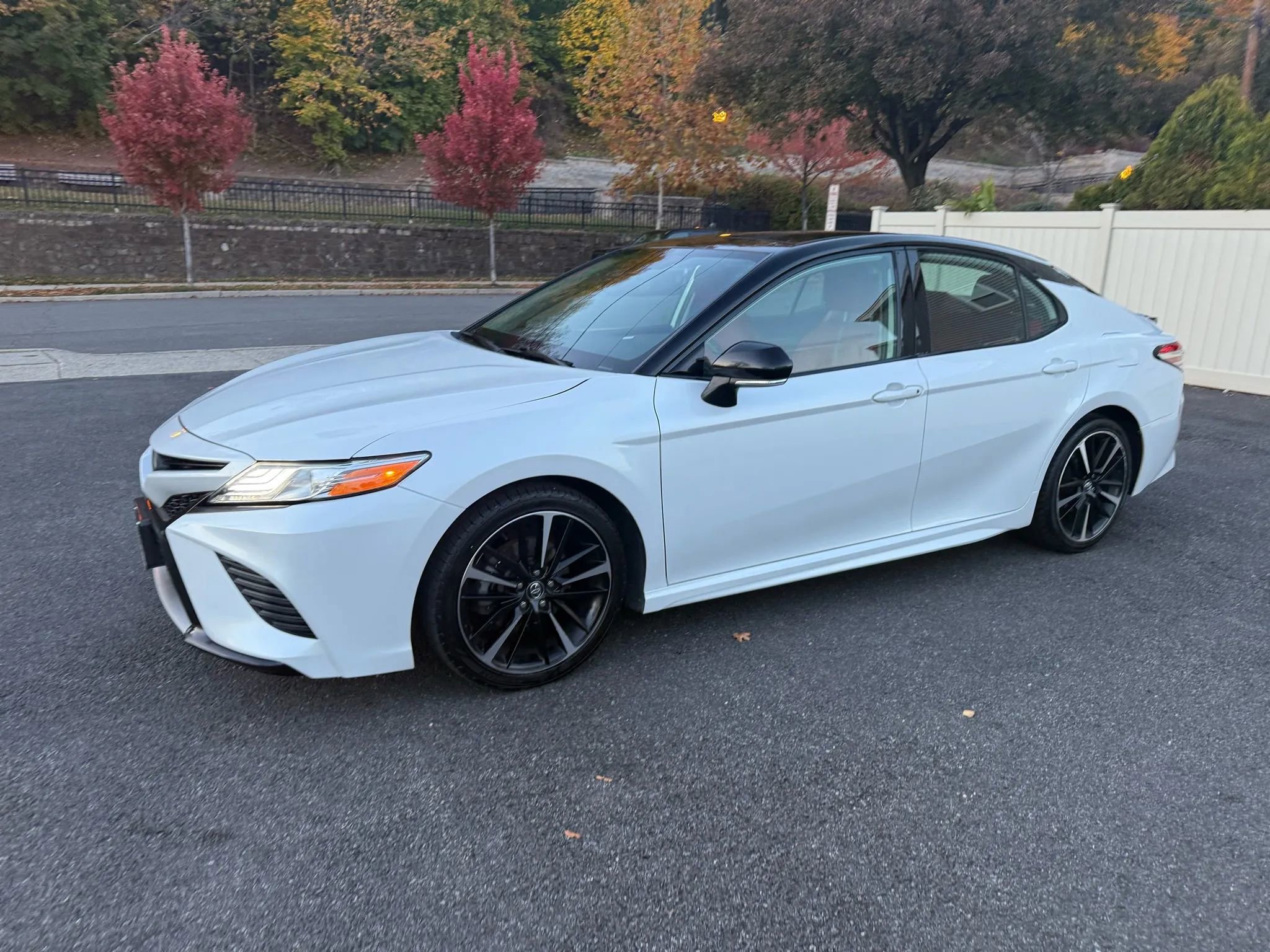 Used 2020 Toyota Camry XSE image 3