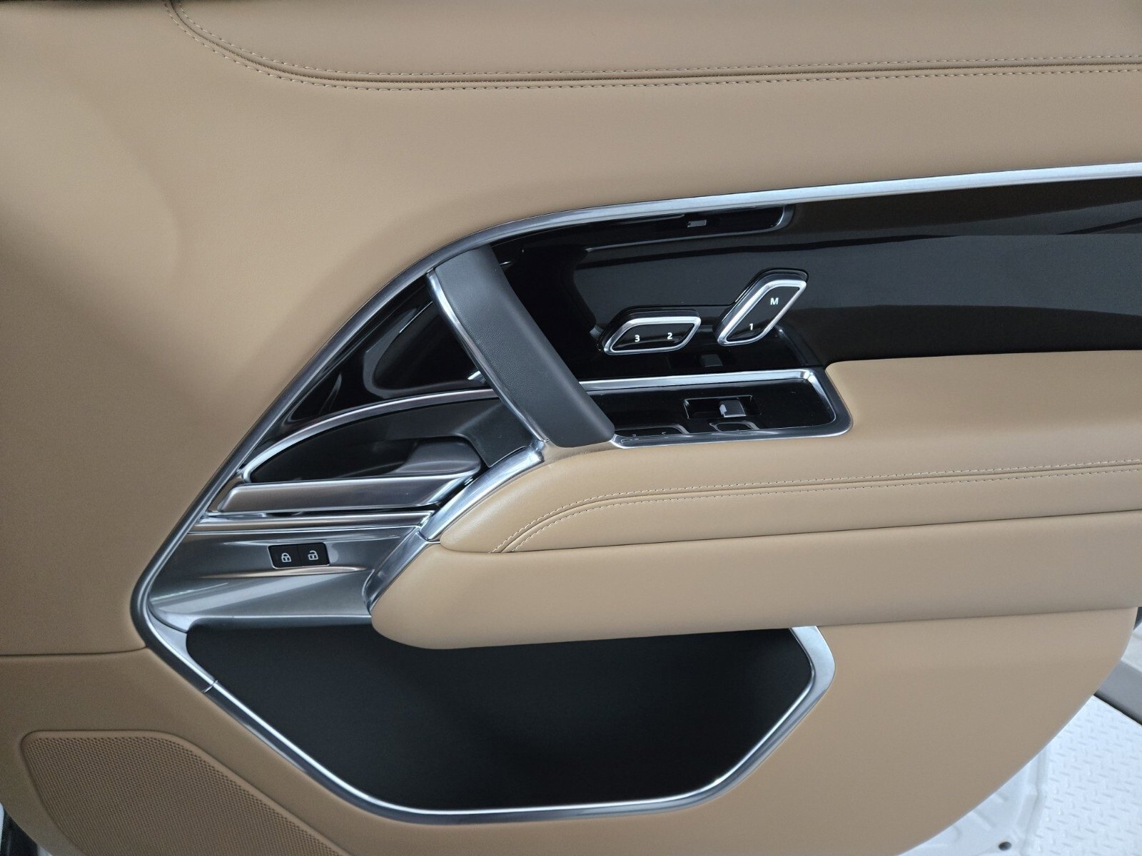 Used 2025 Land Rover Range Rover Long Wheelbase SE image 20