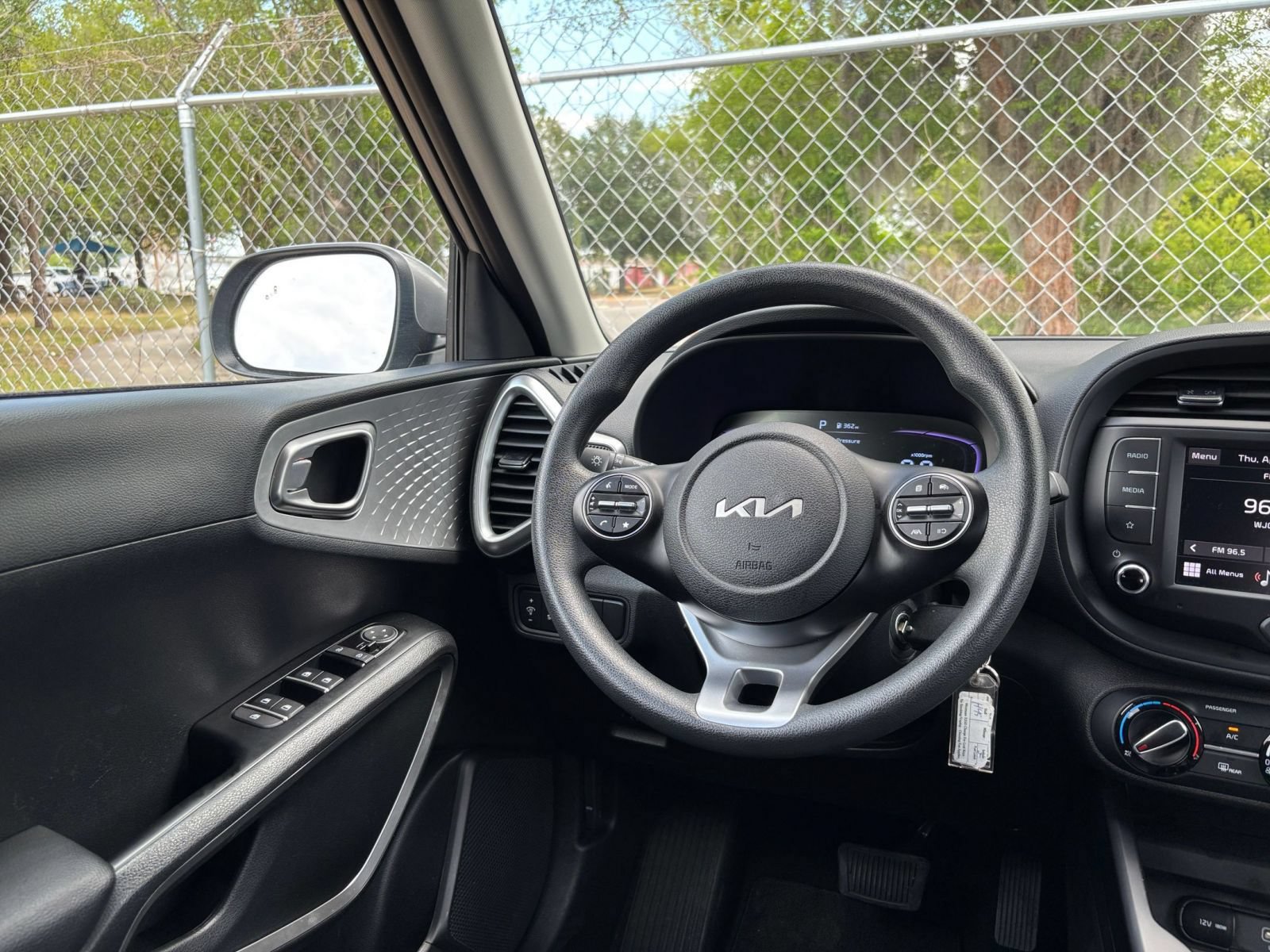 Used 2025 Kia Soul LX w/ LX Technology Package FWD image 32
