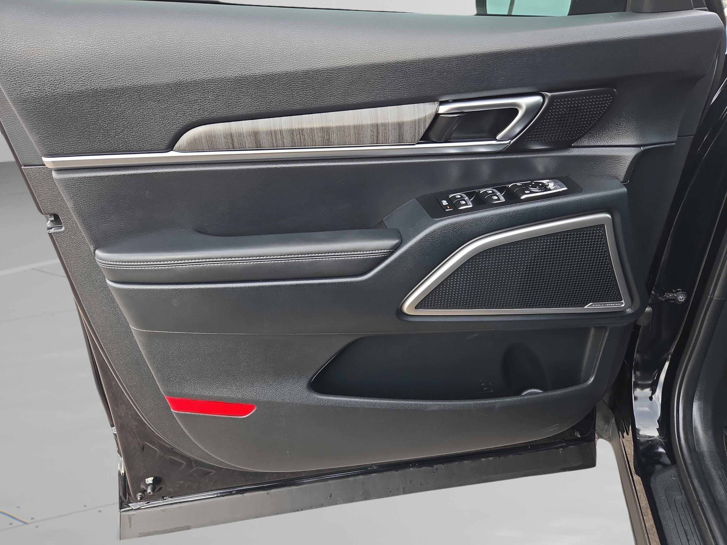 Used 2024 Kia Telluride EX w/ EX Captain's Chair Package image 20