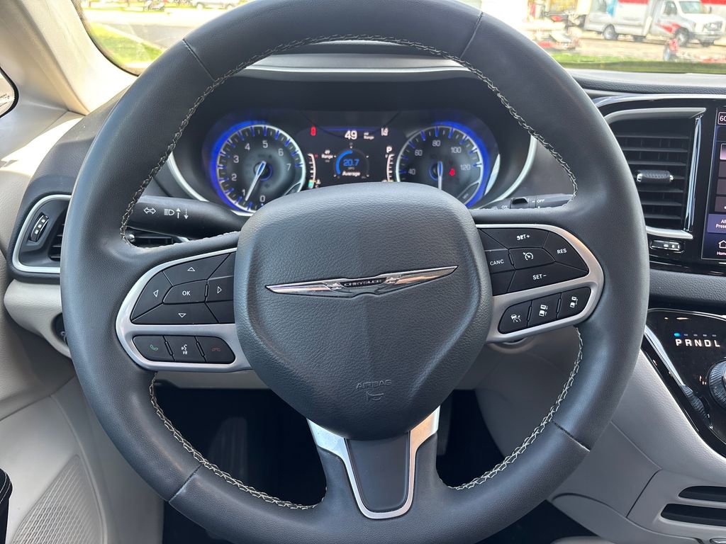 Used 2023 Chrysler Pacifica Touring-L image 16