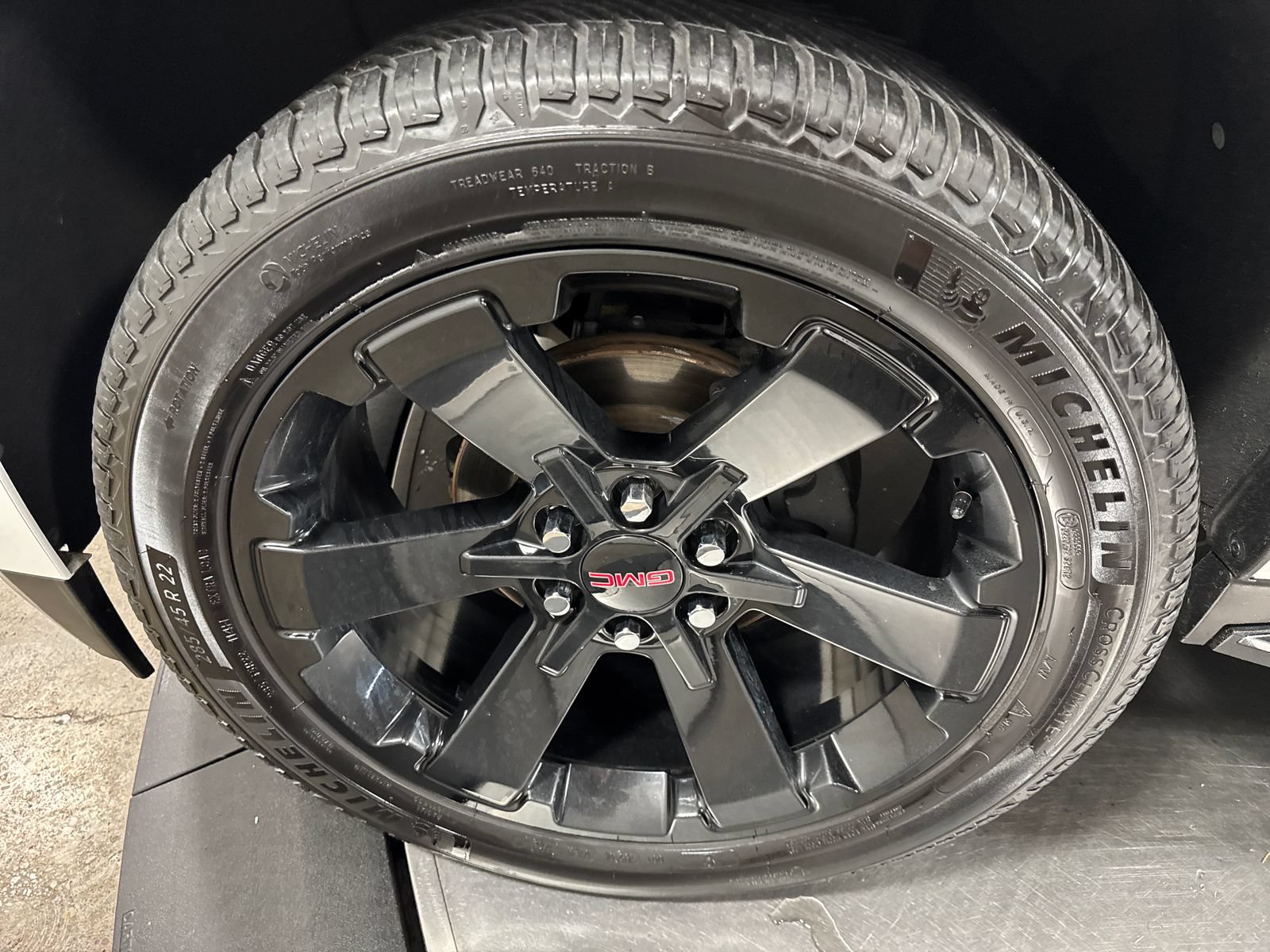 Used 2020 GMC Yukon XL SLT w/ Open Road Package AWD/4WD image 2