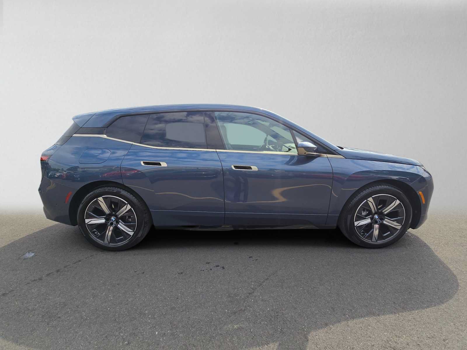 Used 2026 BMW iX xDrive60 w/ Executive Package AWD/4WD image 2