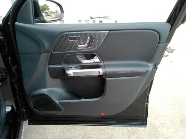 Used 2024 Mercedes-Benz GLB 250 w/ Driver Assistance Package image 21
