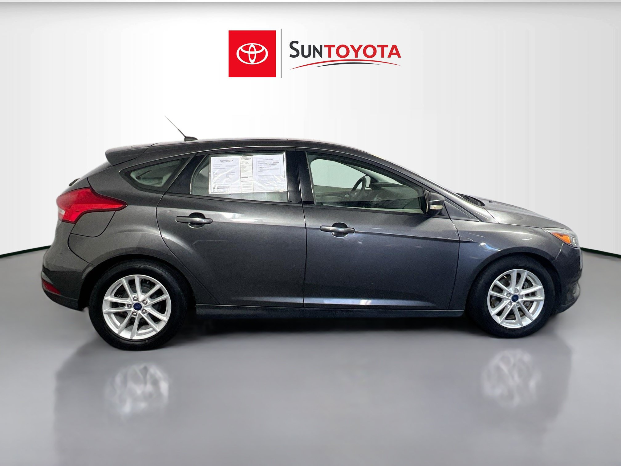Used 2015 Ford Focus SE FWD image 2