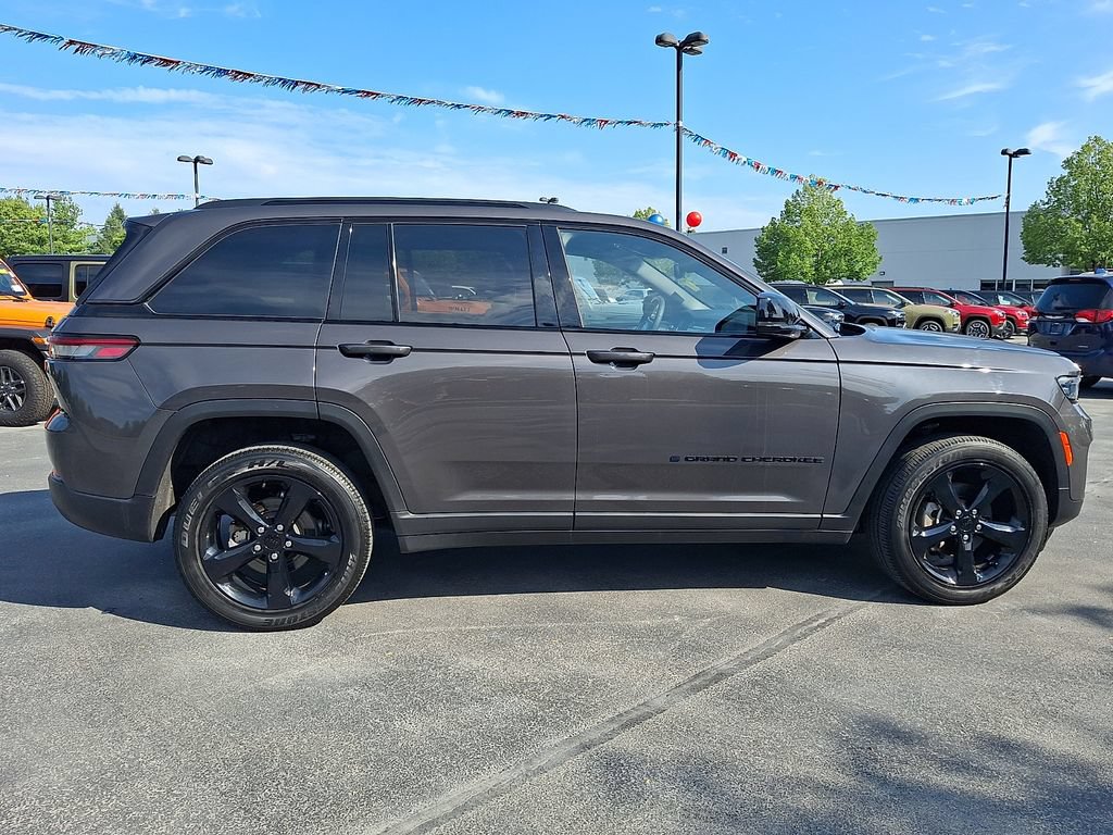 Used 2023 Jeep Grand Cherokee Altitude AWD/4WD image 7