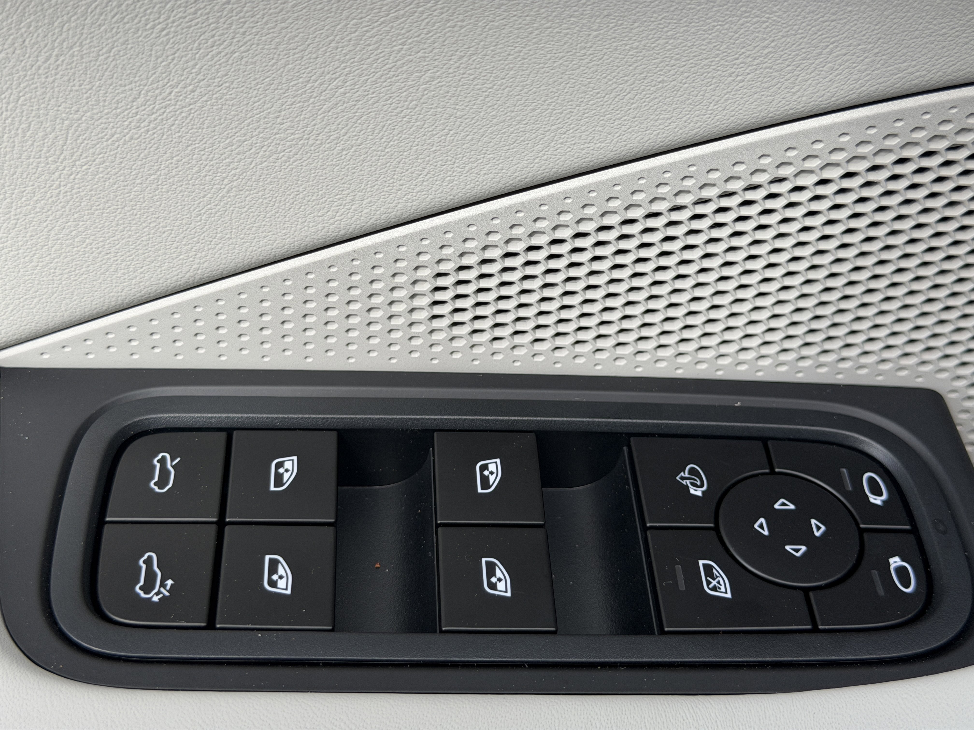 New 2026 Porsche Macan Turbo Electric image 24