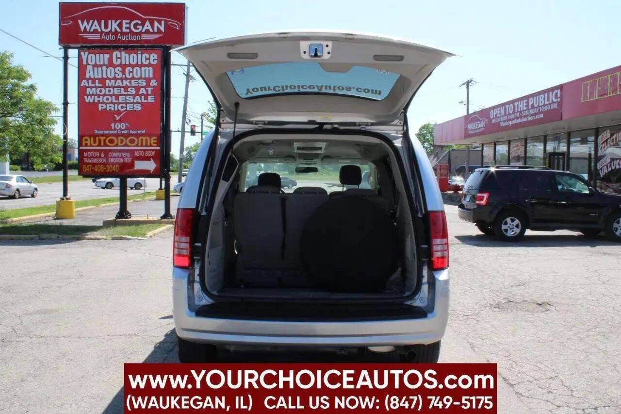 Used 2010 Chrysler Town & Country Touring image 21