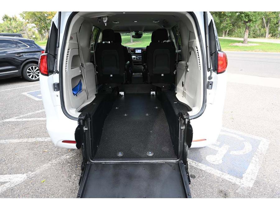 Used 2023 Chrysler Voyager LX image 19