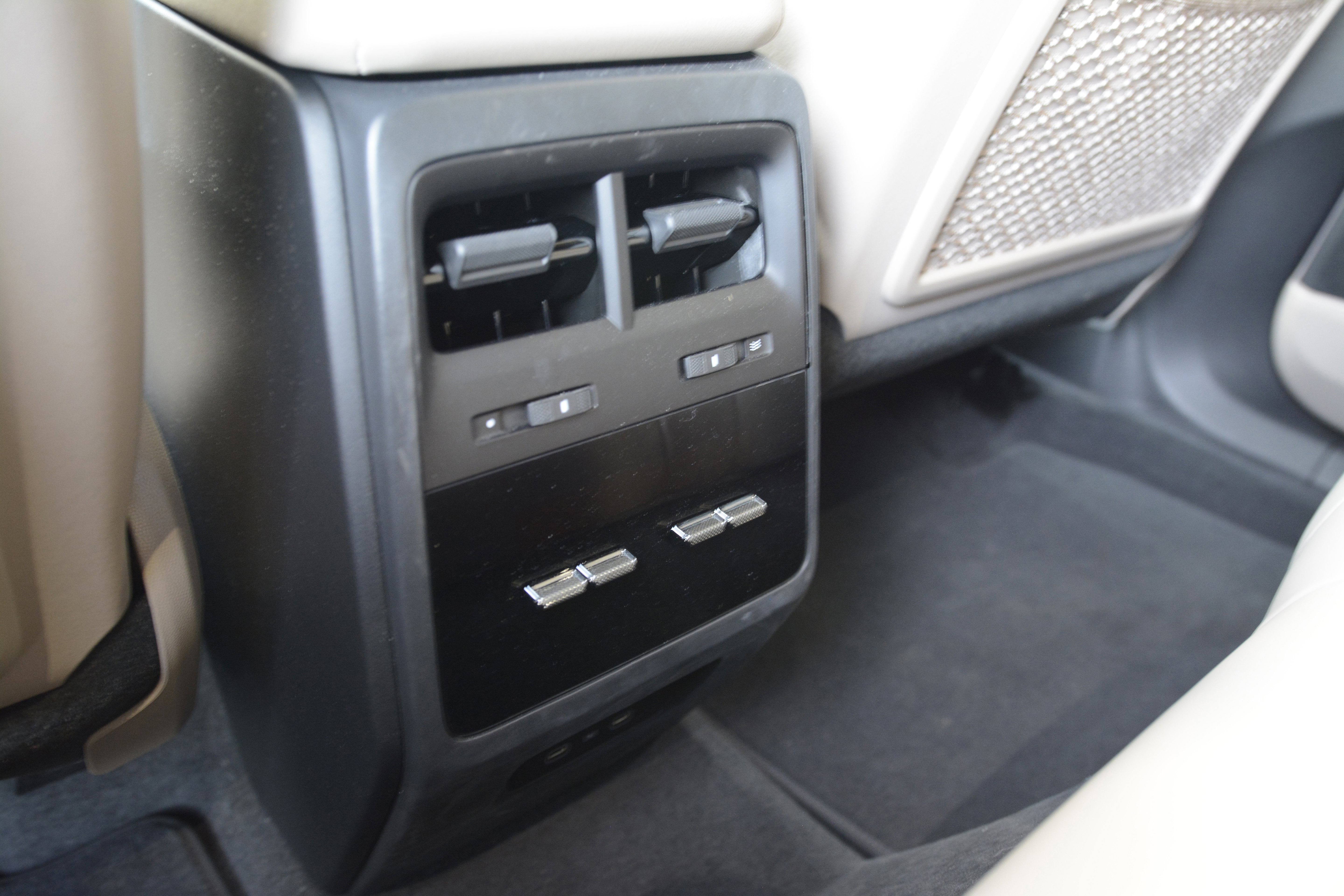 Certified 2025 Porsche Macan 4S Electric image 32