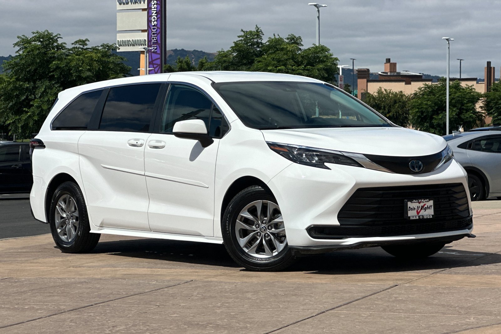 Certified 2024 Toyota Sienna LE AWD/4WD image 2