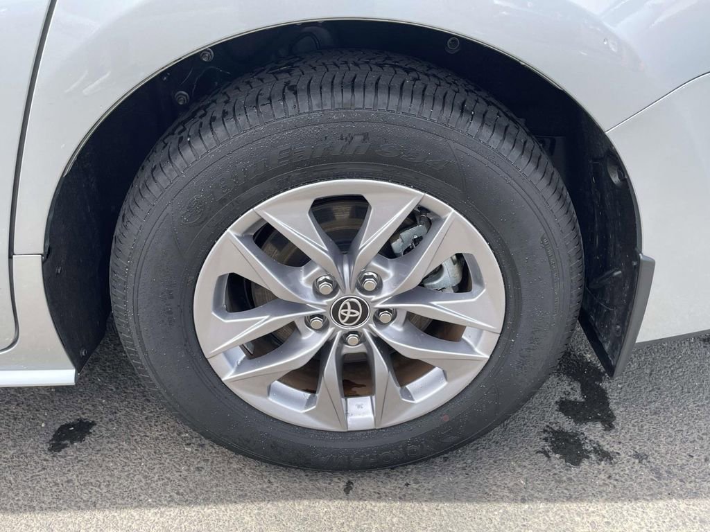 Used 2025 Toyota Sienna XLE image 29