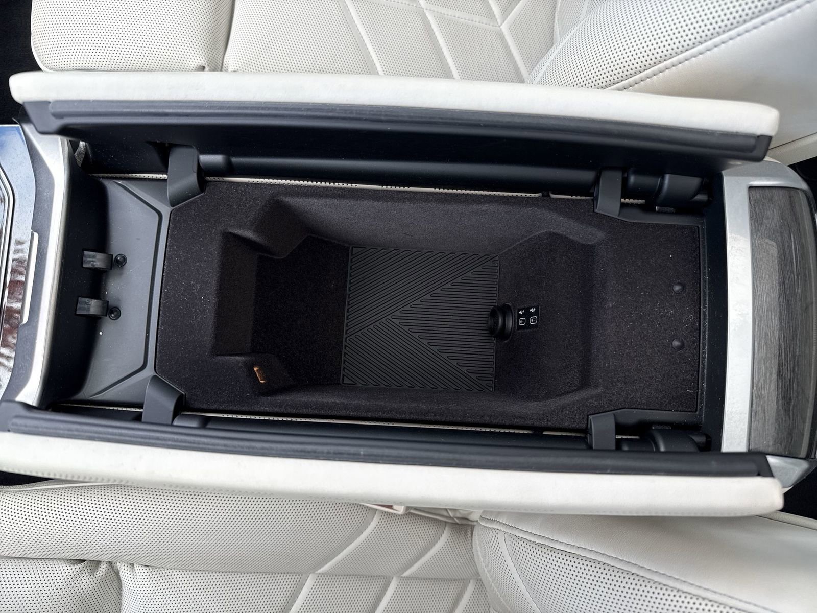 Used 2024 BMW 760i xDrive w/ Premium Package image 23