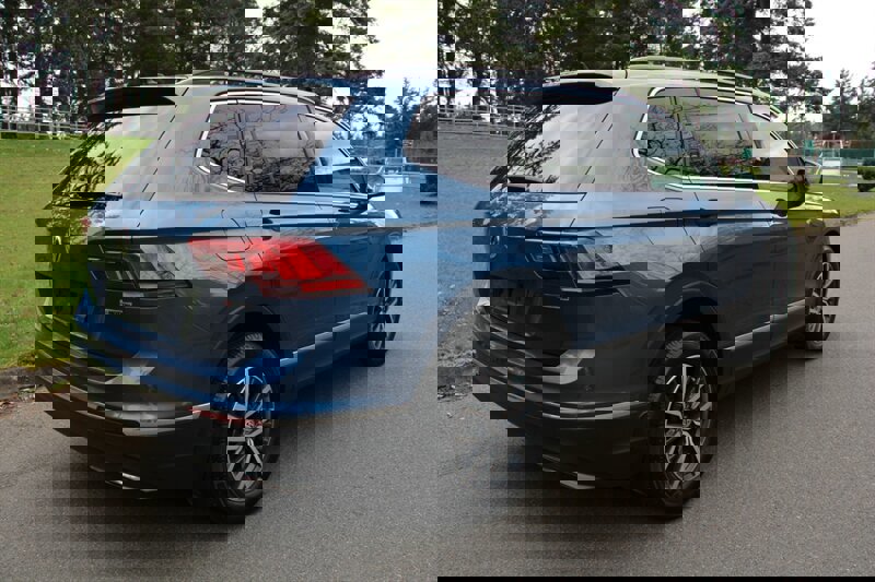 Used 2020 Volkswagen Tiguan SE w/ Panoramic Sunroof Package image 3