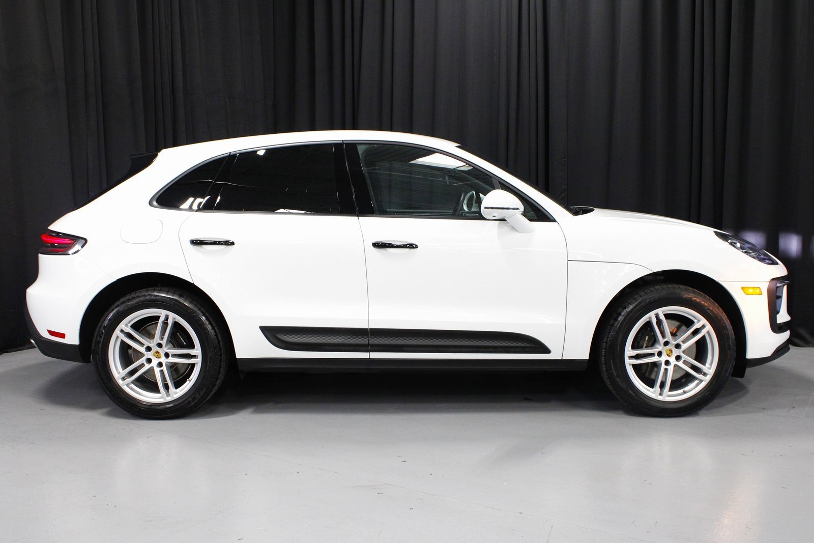 Certified 2025 Porsche Macan image 8