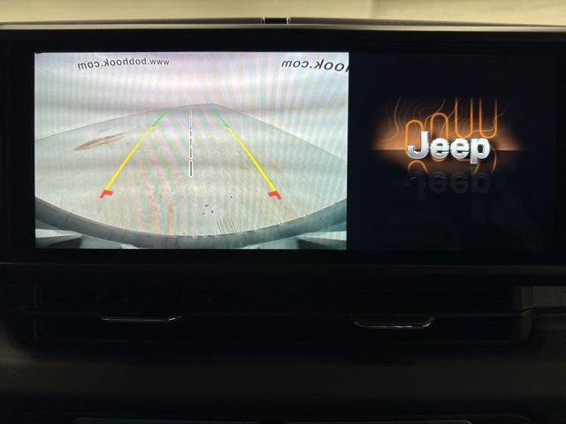 Used 2024 Jeep Wrangler Unlimited Sahara AWD/4WD image 16
