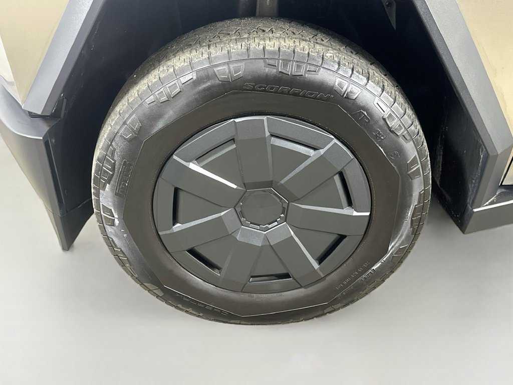 Used 2025 Tesla Cybertruck AWD Crew Cab image 8