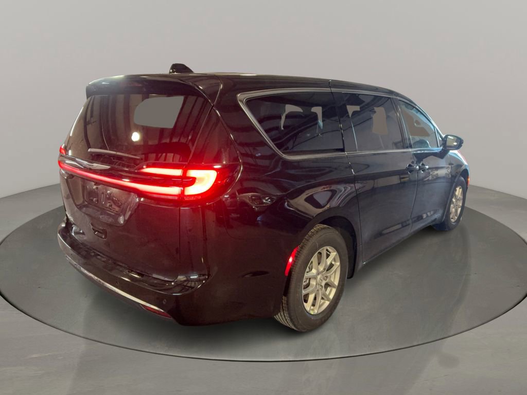 New 2026 Chrysler Pacifica Select image 7