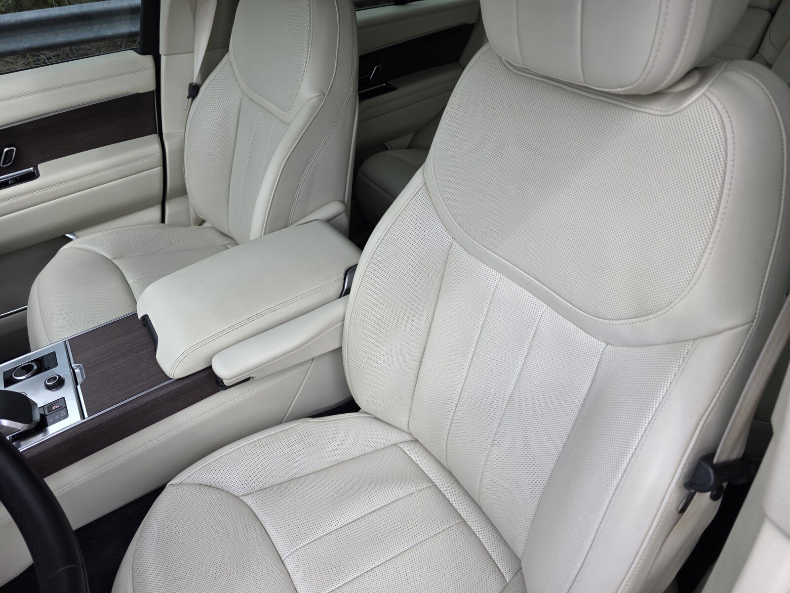 Certified 2023 Land Rover Range Rover SE image 12