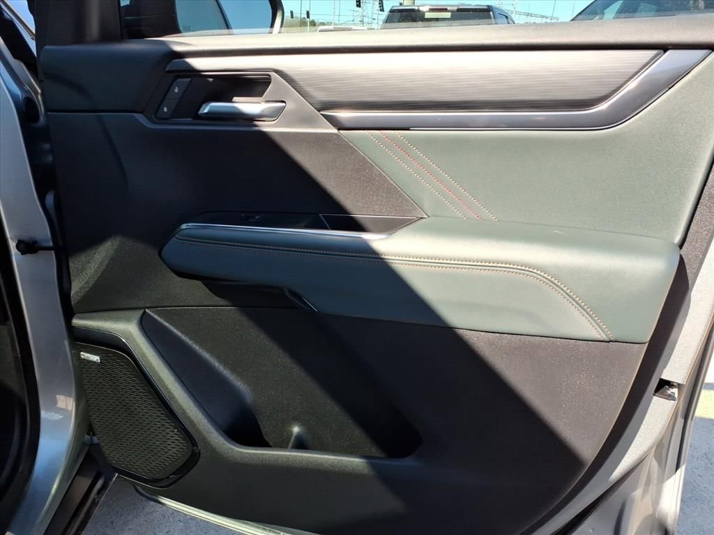 Used 2025 GMC Acadia AT4 w/ Luxury Package image 12