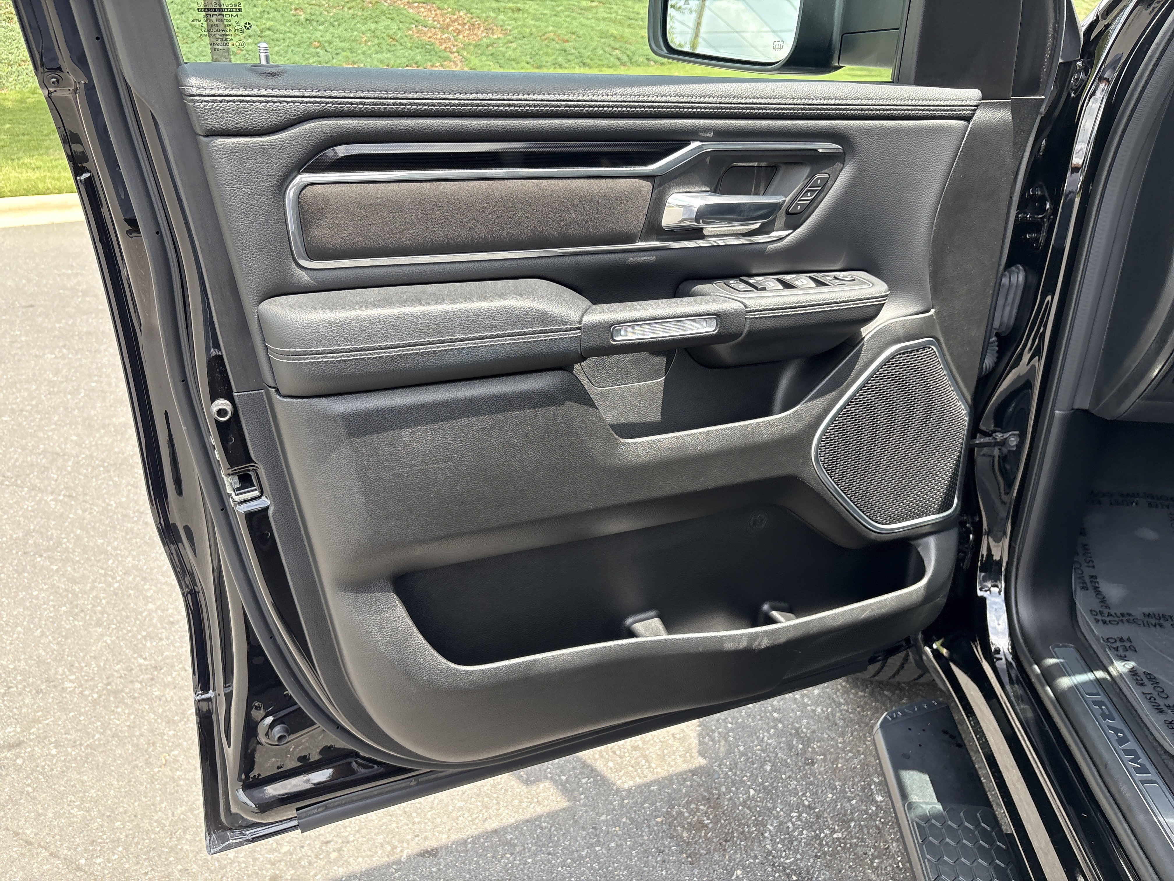 Certified 2022 RAM 1500 Laramie w/ Sport Appearance Package AWD/4WD image 15