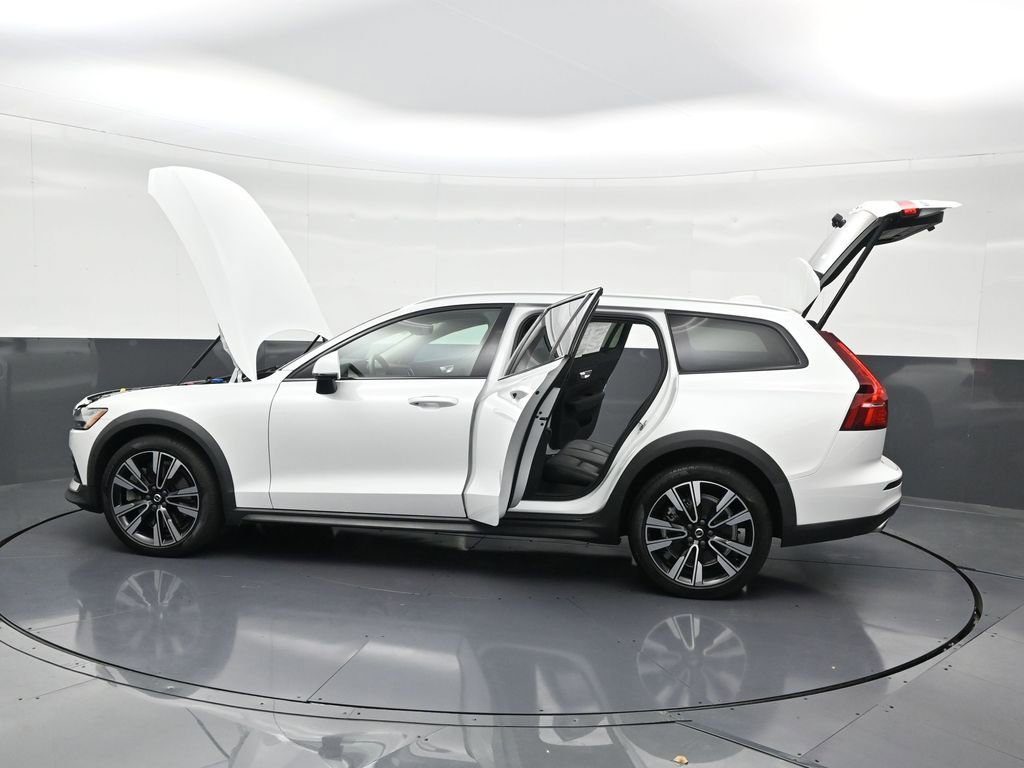Certified 2022 Volvo V60 T5 Cross Country w/ Climate Package image 35