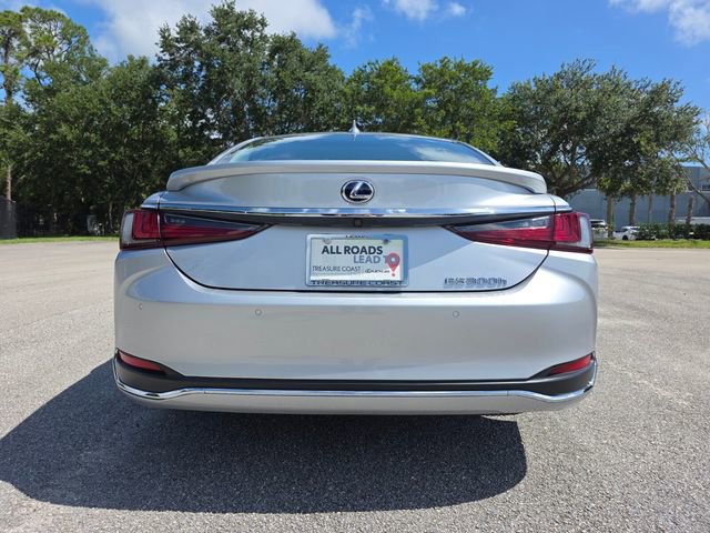 Used 2019 Lexus ES 300h Ultra Luxury w/ Accessory Package 2 FWD image 4