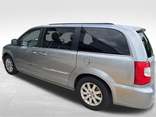 Used 2016 Chrysler Town & Country Touring image 3