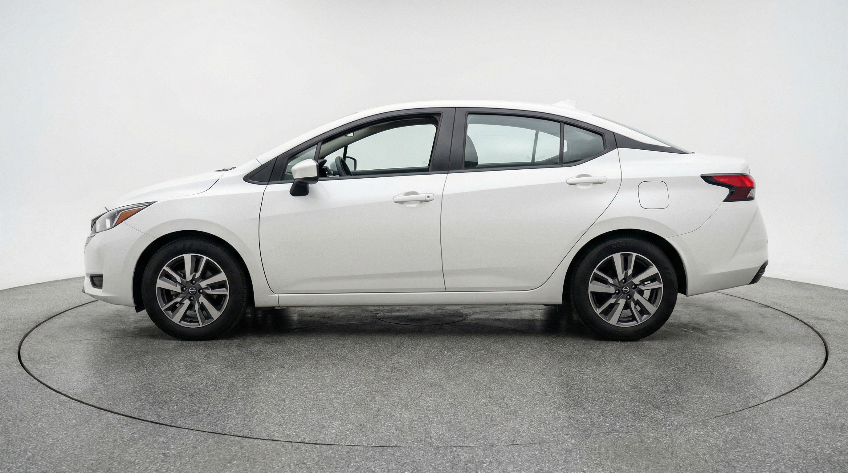 Used 2025 Nissan Versa SV image 5