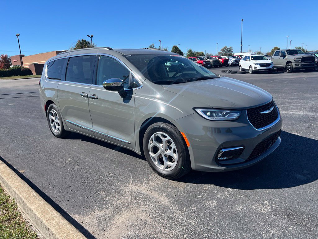 Used 2023 Chrysler Pacifica Limited w/ Uconnect Theater Family Group FWD image 2