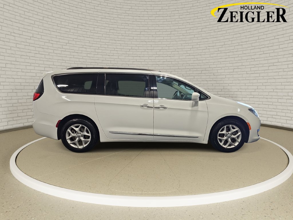 Used 2017 Chrysler Pacifica Touring-L w/ Tire & Wheel Group FWD image 4